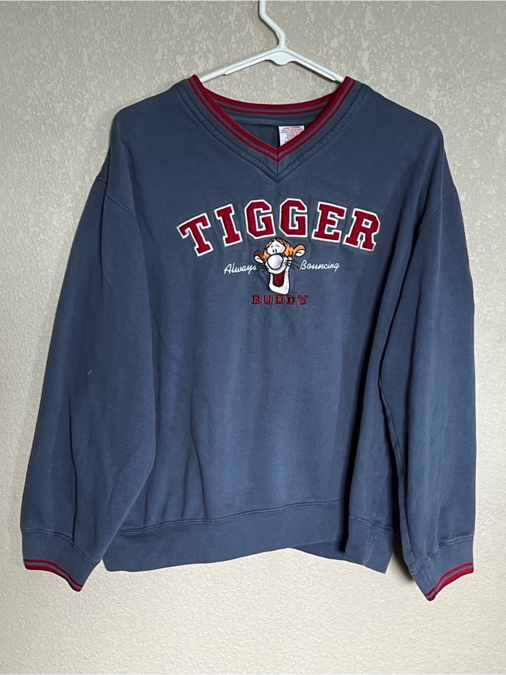 Tigger Disney v-neck Pullover vintage unisex sweater size‎ large